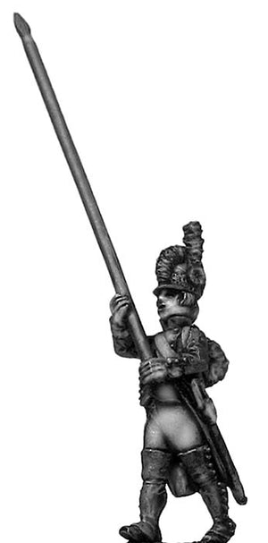 Standard bearer, casque, regulation uniform, marching (28mm)