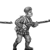Soviet infantry in side cap with rifle (28mm)